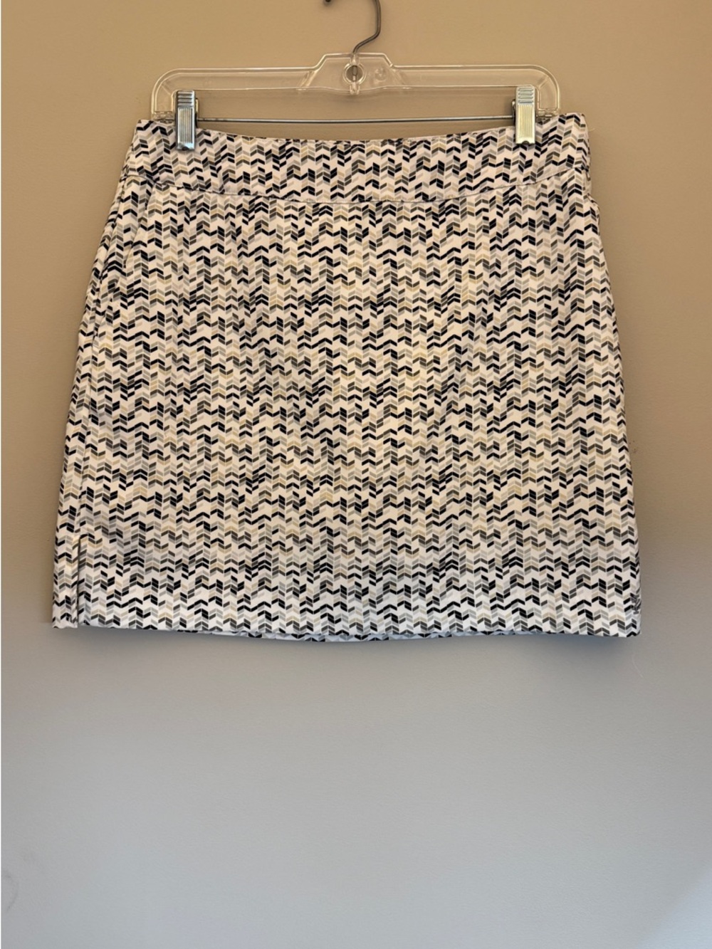 Izod Black & White Chevron Golf Skort
